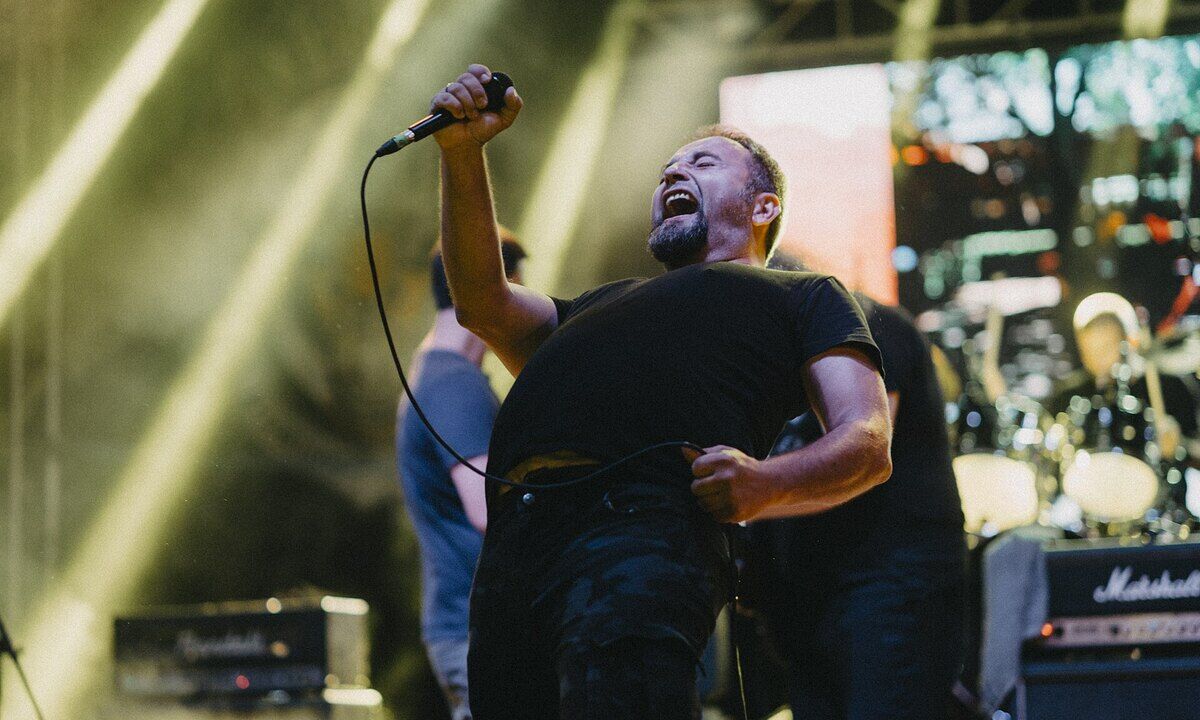 Cantante en un concierto al aire libre